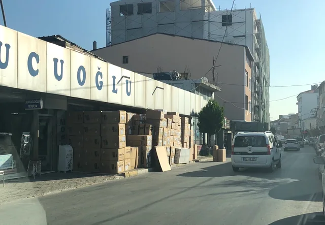 Bugün aynı adreste hizmet veren Korucuoğlu Mobilya’nın güncel mağazası